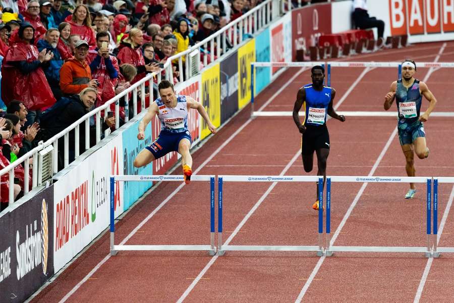 Klimaaktivister forstyrrer hækkeløb ved Diamond League