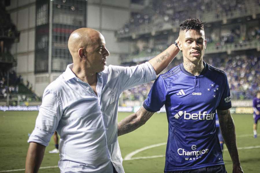 Pepa cumprimenta Richard, autor do gol da classificação do Cruzeiro