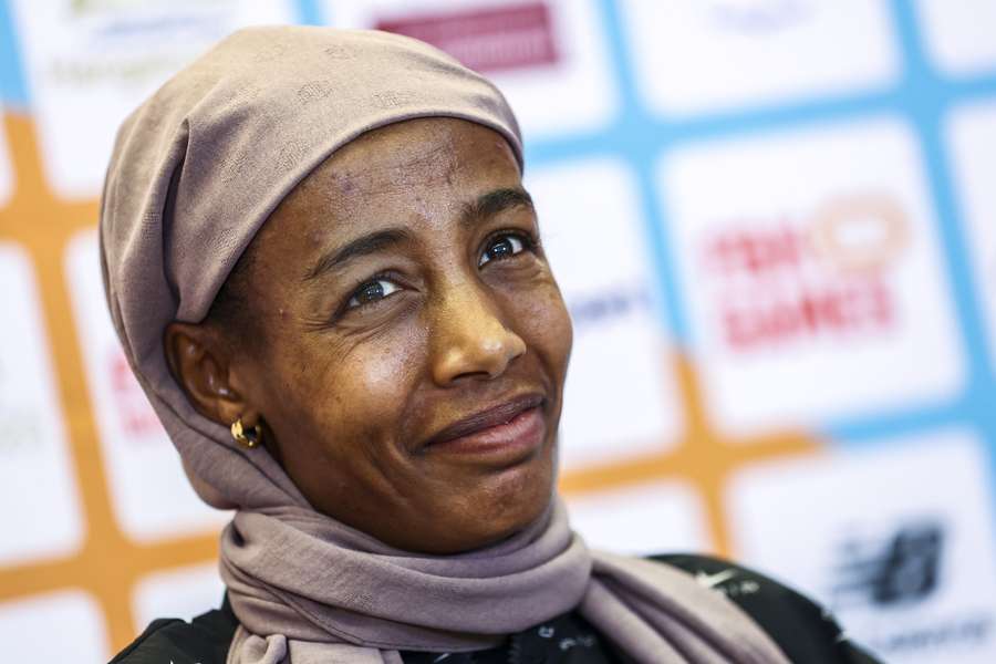 Sifan Hassan blikt tijdens een persconferentie vooruit op de FBK Games