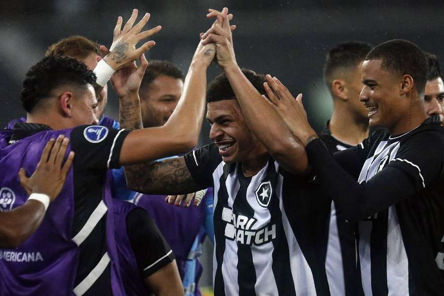 Luís Henrique celebra o gol do Botafogo com companheiros