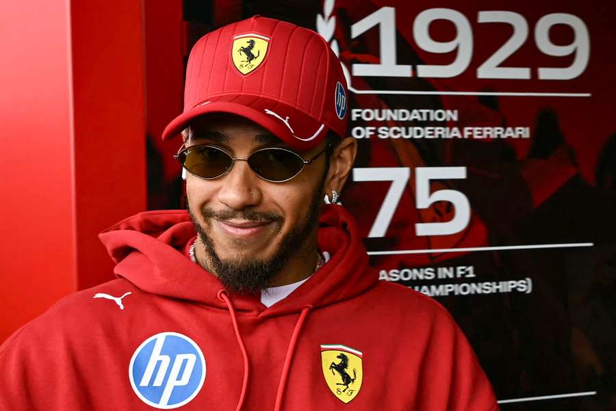 Hamilton ist mit 40 Jahren noch immer aktiv – mittlerweile fährt er für Ferrari