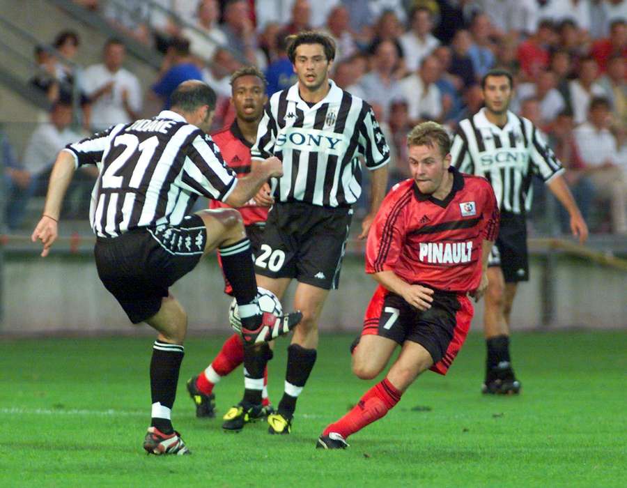 L'attaquant de la Juventus de Turin Zinedine Zidane (G) tente de déborder le défenseur rennais Yoan Bigne (D), le 24 août 1999 sur la pelouse du stade de la Route de Lorient à Rennes, lors du match Rennes/Juventus de Turin comptant pour le dernier tour de la Coupe Intertoto de football. (IMAGE NUMERIQUE) (Photo by VALERY HACHE / AFP)