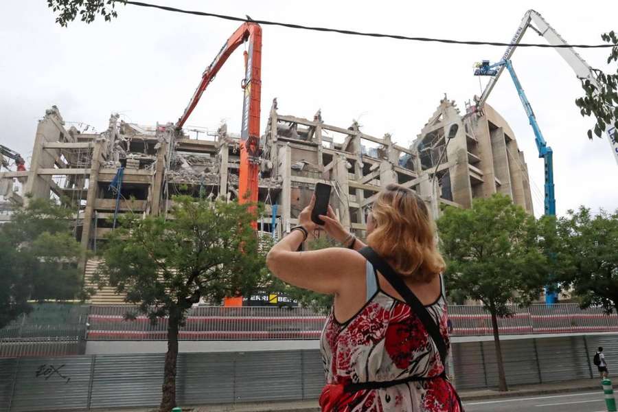Estão a decorrer os trabalhos de demolição do estádio Camp Nou