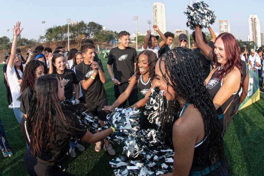 Lachende gezichten bij een football clinic in Sao Paulo