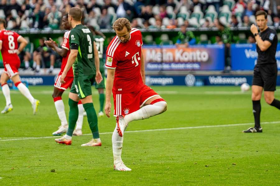 Harry Kane musste nach seinem Fehlschuss den Grund für das Wegrutschen finden