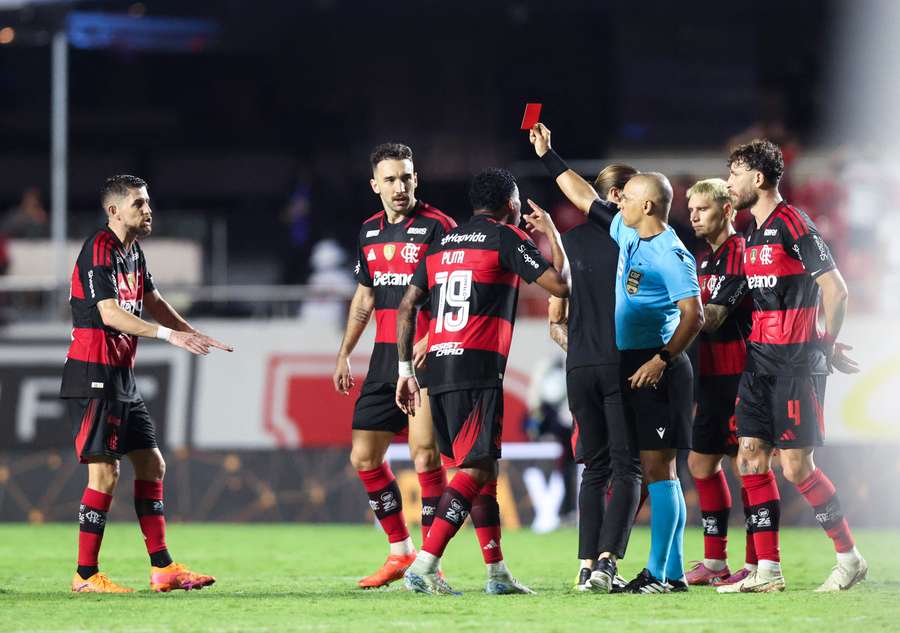 Jorginho foi expulso na partida contra o São Paulo Jorginho foi expulso na partida contra o São Paulo