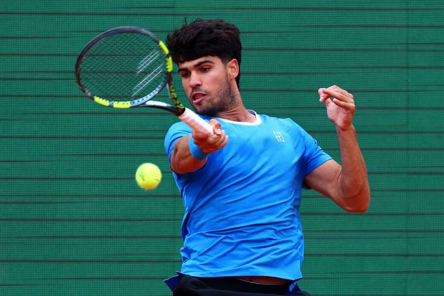 Alcaraz golpea la bola Alcaraz golpea la bola