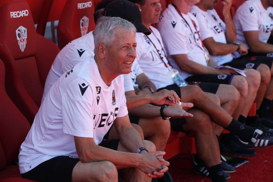 Lucien Favre sur le banc de l'OGC Nice avec son staff. 