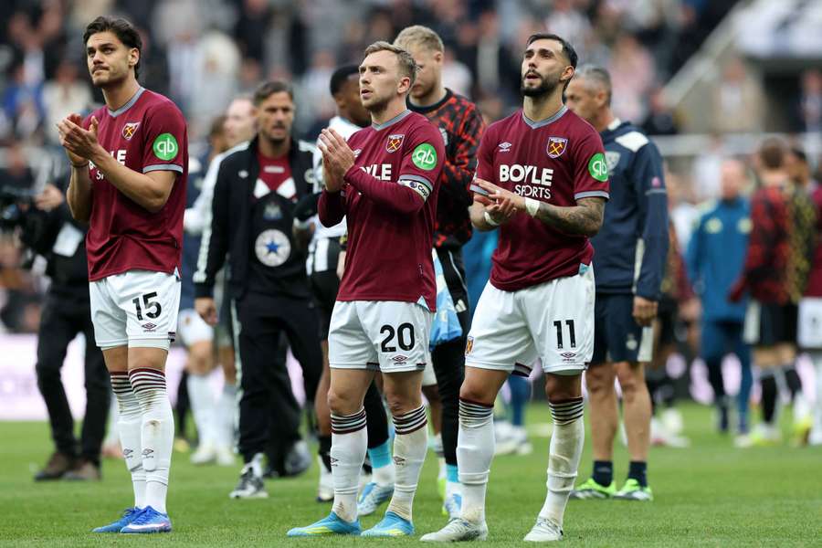 Zklamaní hráči West Hamu po porážce v Newcastlu.