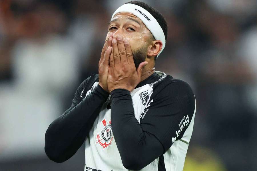 Memphis Depay em má fase no Corinthians