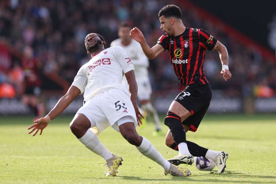 Dominic Solanke (R) laat Willy Kambwala zijn hielen zien