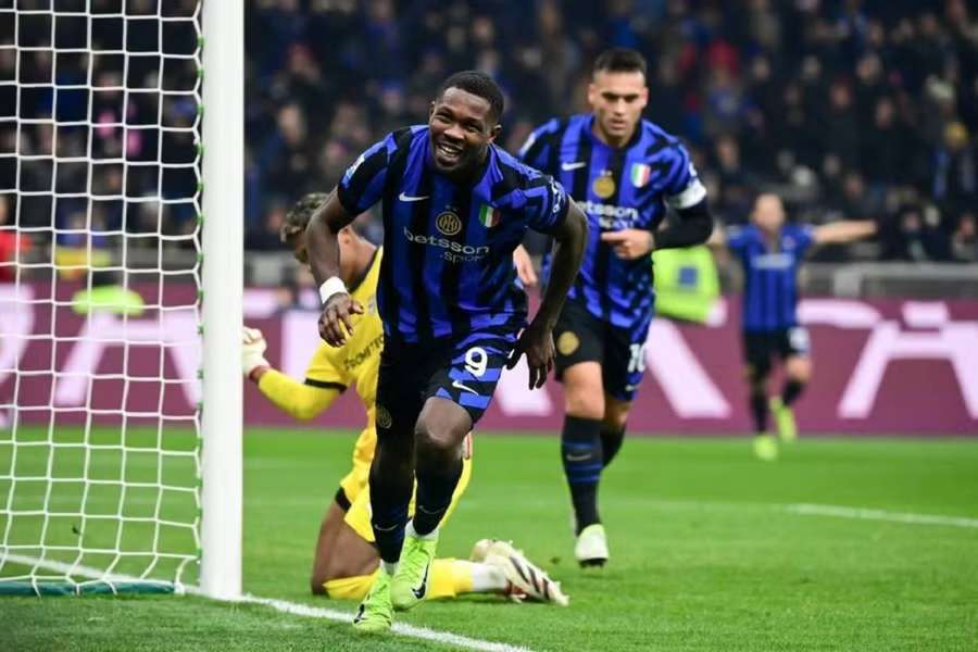 Marcus Thuram oslavuje gól, za ním Lautaro Martínez.