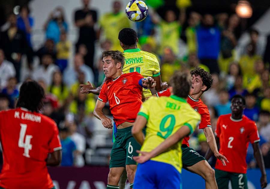 Rafael Quintas, de Portugal, e Kayke, do Brasil, disputam bola durante a semifinal