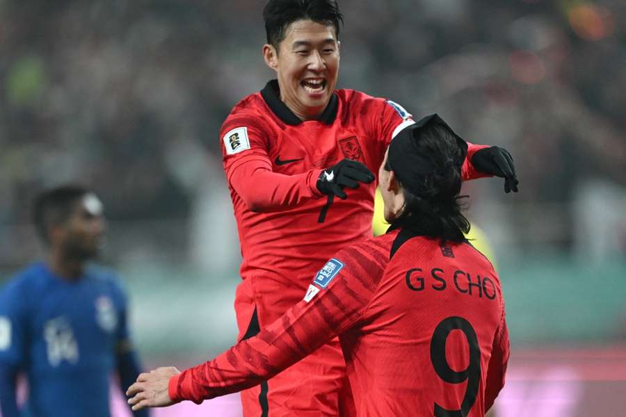 Cho Gue-sung comemora o seu golo com o colega Son Heung-min durante a vitória da Coreia do Sul sobre Singapura
