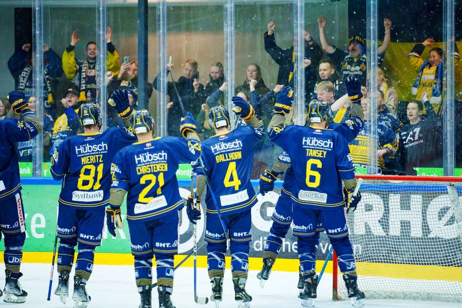 Herning har kurs mod DM-finale: Smadrer Esbjerg i målrigt semifinaleudlæg