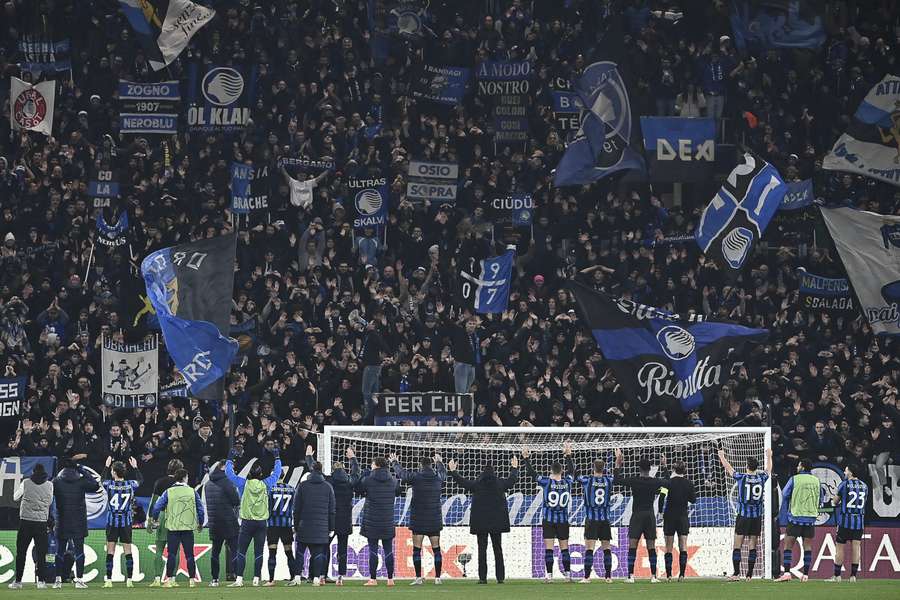 L'Atalanta festeggia con i propri tifosi la vittoria contro il Chelsea