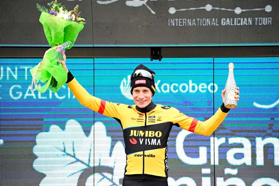 Vingegaard sărbătorind victoria din O Gran Camino