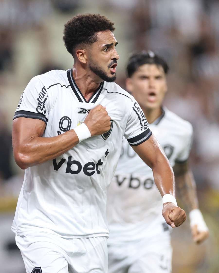 Chris Ramos fez o primeiro gol do Botafogo em vitória no Castelão Chris Ramos fez o primeiro gol do Botafogo em vitória no Castelão