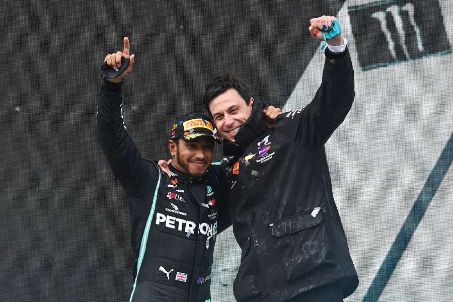 La relación de Lewis Hamilton (izquierda) y Toto Wolff (derecha) en Mercedes terminará en 2025