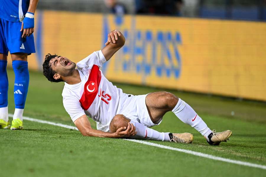 Ozan Kabak si přetrhal vazy v koleni.
