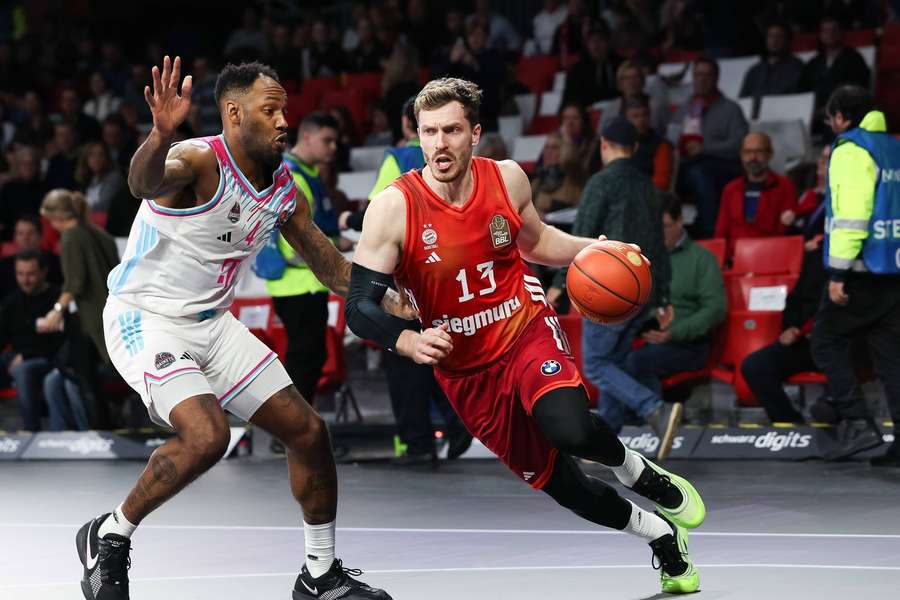 Andreas Obst zieht an Jeff Garrett Jr. vorbei. Andreas Obst zieht an Jeff Garrett Jr. vorbei.