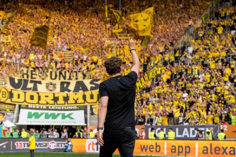 A torcida do Dortmund fica em pé atrás do gol na Bundesliga