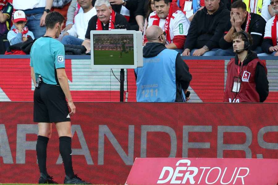 Schiedsrichter Matthias Jöllenbeck entschied nach VAR-Check auf Elfmeter