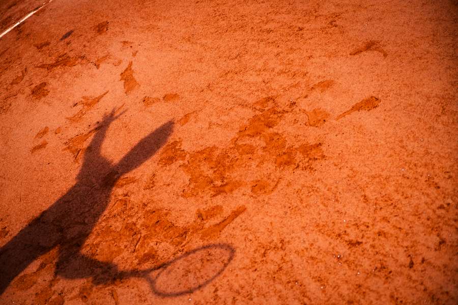 Une ombre à Roland-Garros. Une ombre à Roland-Garros.