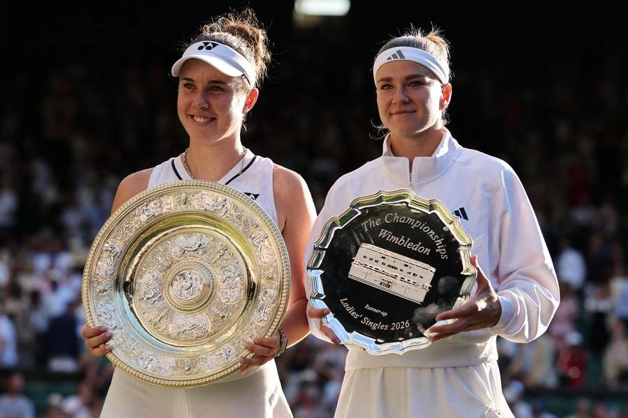 Linda Nosková a Karolína Muchová po finále letošního Wimbledonu. Linda Nosková a Karolína Muchová po finále letošního Wimbledonu.