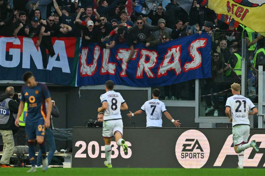 Riccardo Orsolini festeggia il gol alla Roma con i suoi tifosi