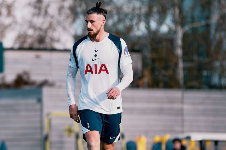 Radu Drăgușin disputou os primeiros minutos pelo Tottenham