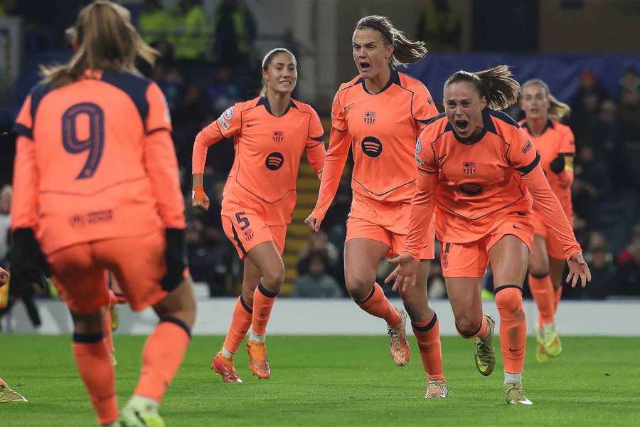 Ewa Pajor (z prawej) świętuje po strzeleniu gola na 1:1 podczas meczu Ligi Mistrzów kobiet pomiędzy Chelsea a Barceloną, 20 listopada 2025 r.