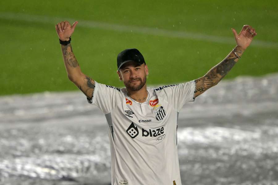 Neymar Jr. durante la sua presentazione al Santos