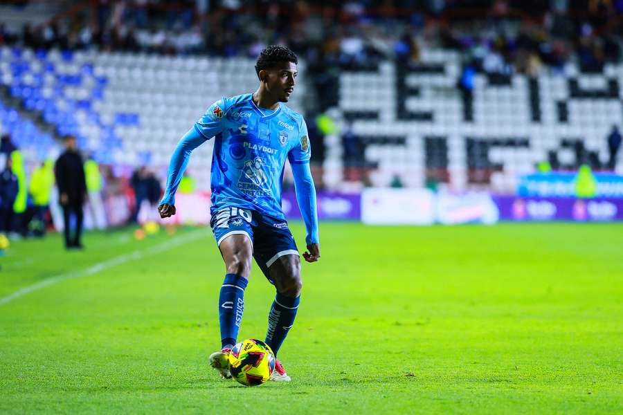Brillante doblete de John Kennedy con el Pachuca.