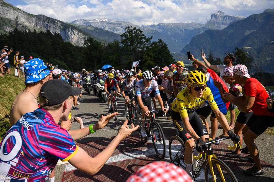 Będzie pozew wobec kibica odpowiedzialnego za niedzielną kraksę podczas Tour de France?