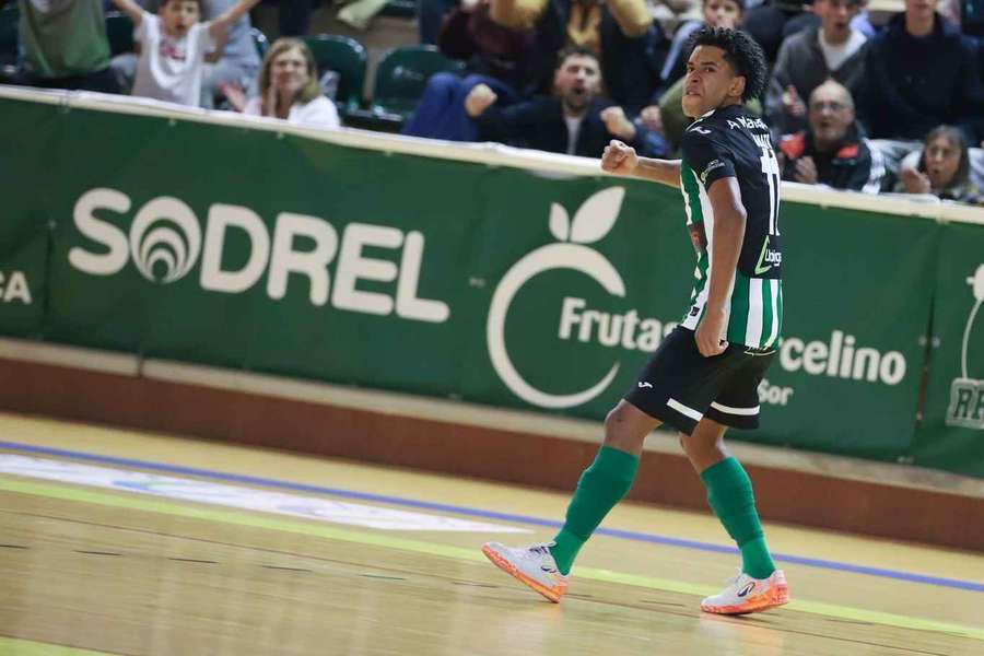 Um grande golo de Renato Almeida marcou a partida Um grande golo de Renato Almeida marcou a partida