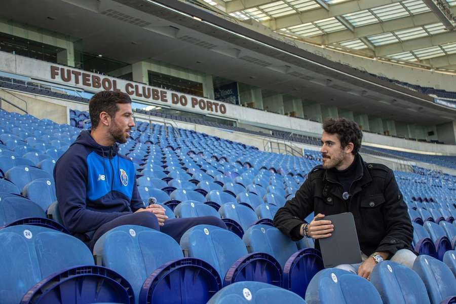 O treinador Daniel Chaves à conversa com o jornalista do Flashscore