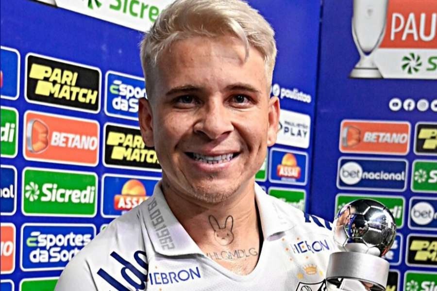 Soteldo sorri ao posar com o troféu de melhor em campo