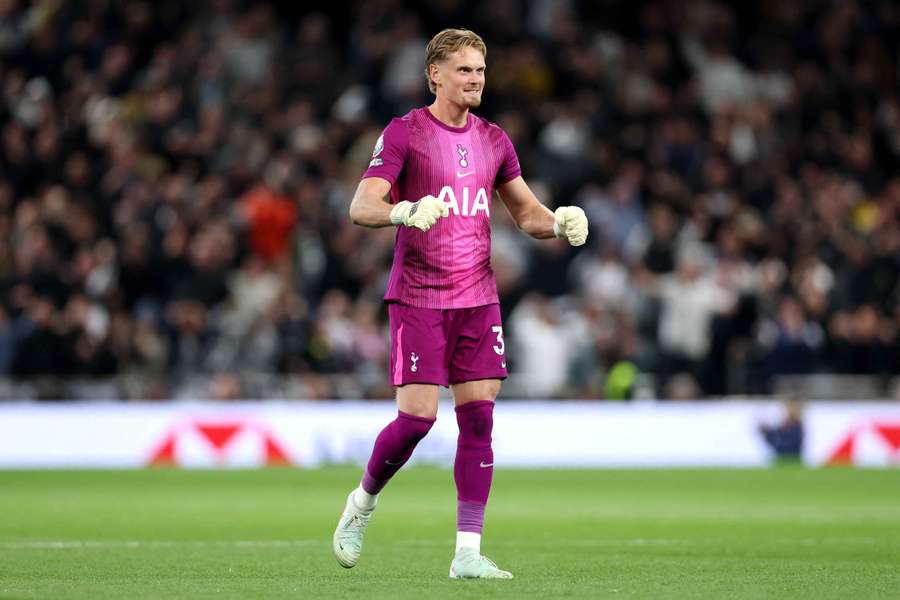 Antonín Kinský se v závěru sezony stal jedničkou Tottenhamu. Antonín Kinský se v závěru sezony stal jedničkou Tottenhamu.