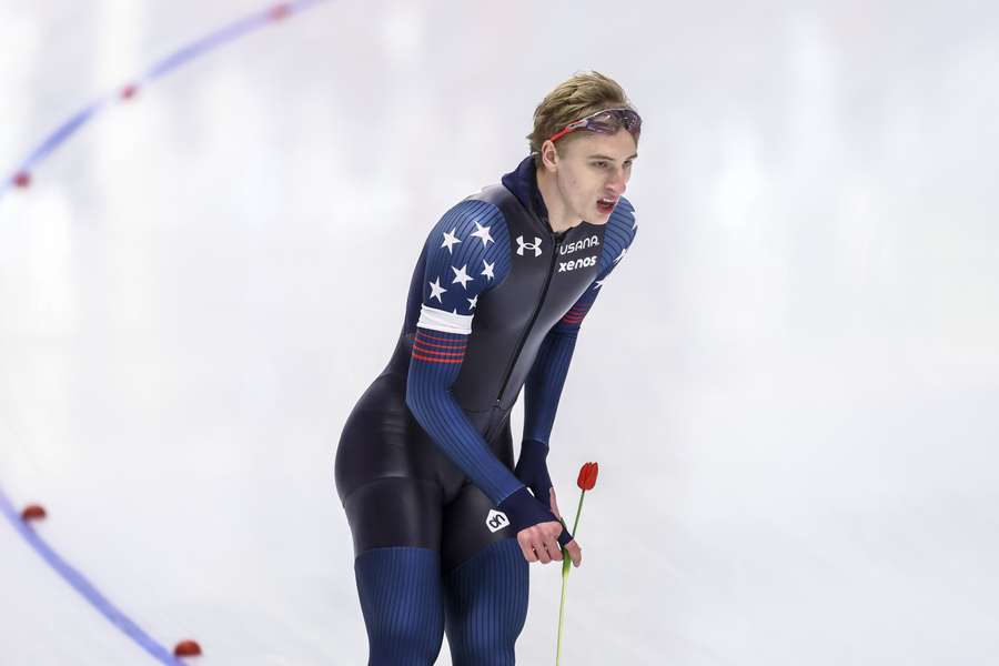 Jordan Stolz is uitmuntend begonnen aan het WK allround