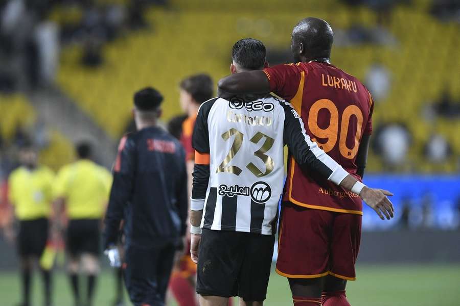 Romelu Lukaku cumprimenta Yannick Carrasco, do Al Shabab, com quem jogou na seleção belga