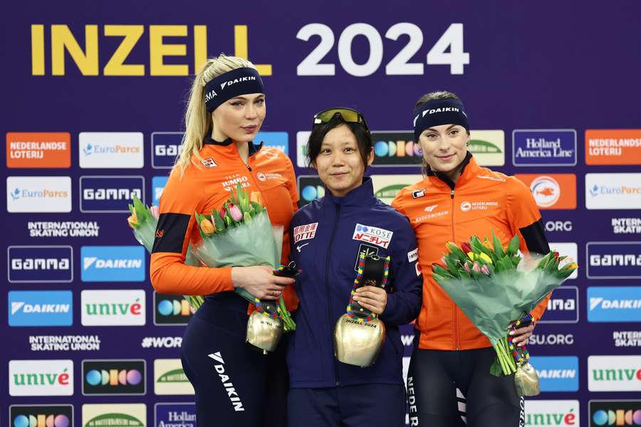 Miho Takagi temidden van Jutta Leerdam en Femke Kok