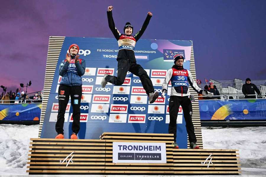 Nika Prevc feiert.