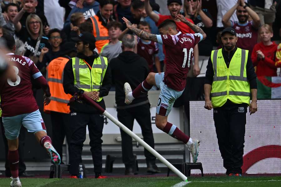 West Ham United's Argentinian midfielder Manuel Lanzini celebrates scoring the team's third goal