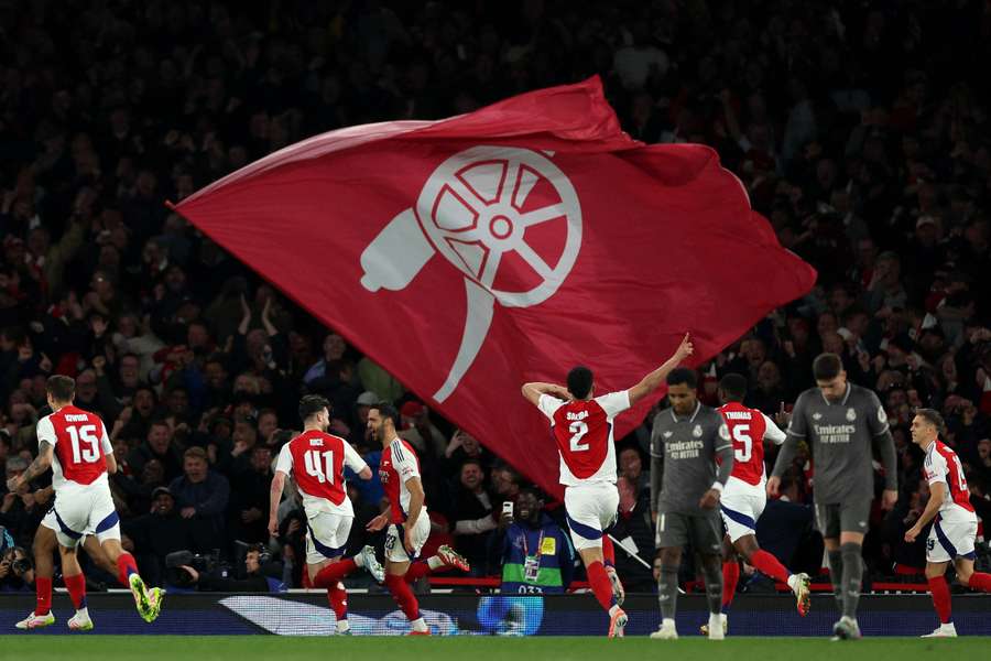 Los jugadores del Arsenal celebran uno de sus goles ante el Madrid