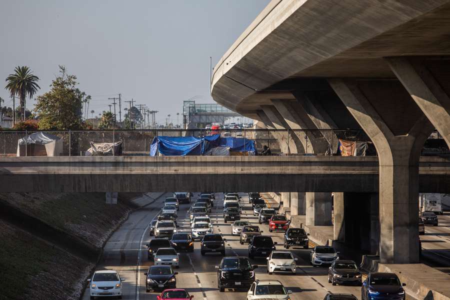 Las personas sin hogar y los atascos de tráfico de Los Ángeles capturados en una sola foto