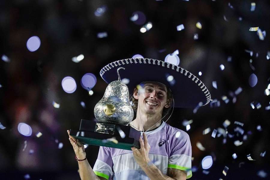 De Minaur with his Acapulco trophy