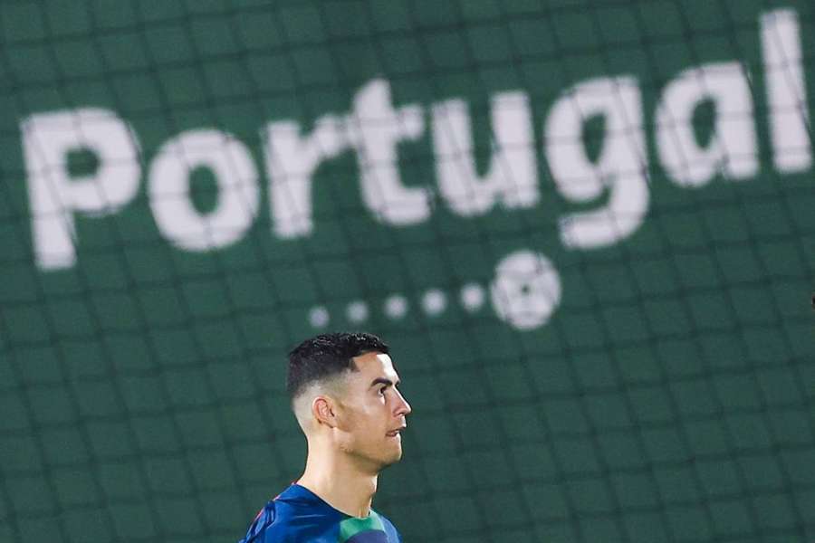 Cristiano Ronaldo tenta deixar de lado situação conturbada em Manchester para focar na seleção