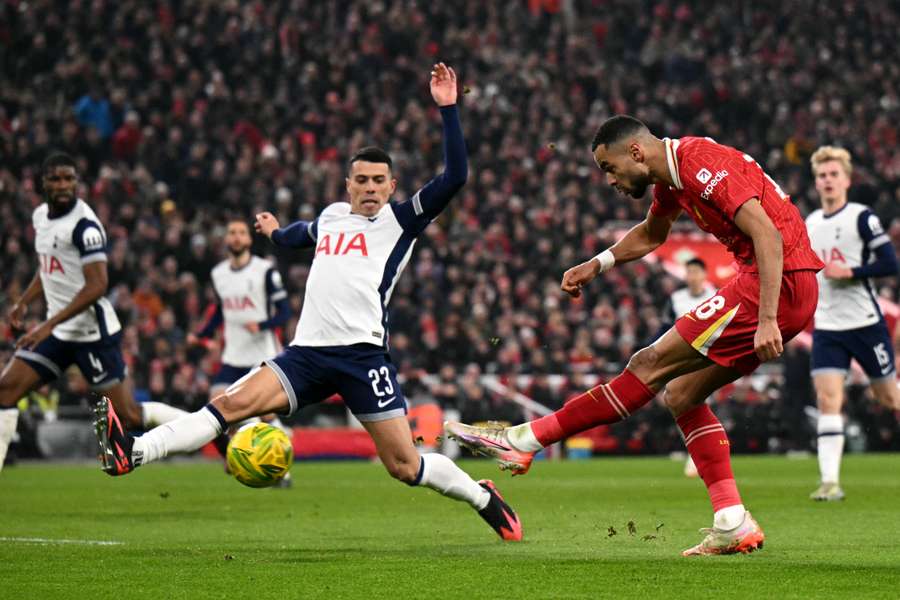 Liverpool e Tottenham se enfrentaram na Copa da Liga Inglesa Liverpool e Tottenham se enfrentaram na Copa da Liga Inglesa