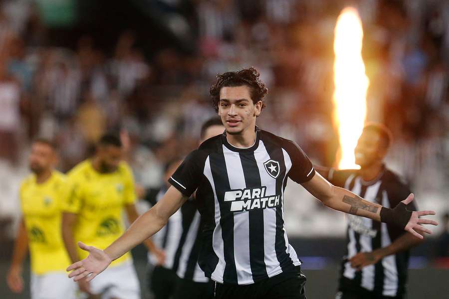 Matheus Nascimento comemora gol no Nilton Santos